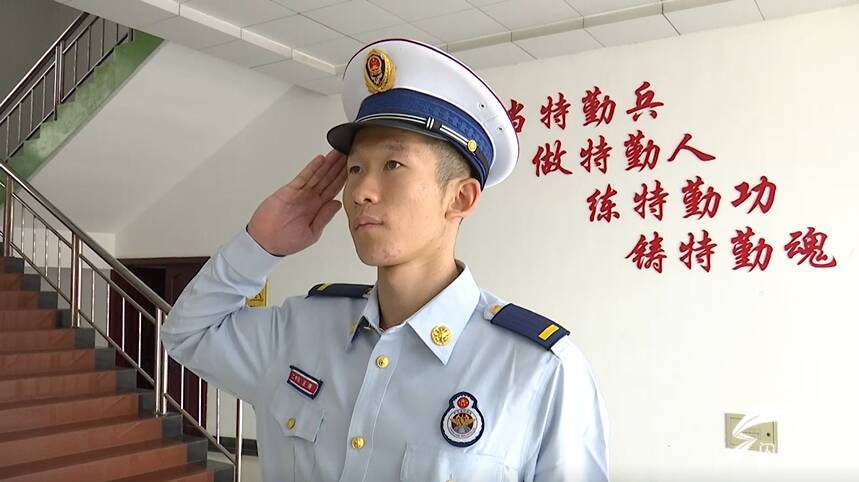 泪目济宁消防员用敬礼婉拒母亲拥抱换岗后飞跑向父母