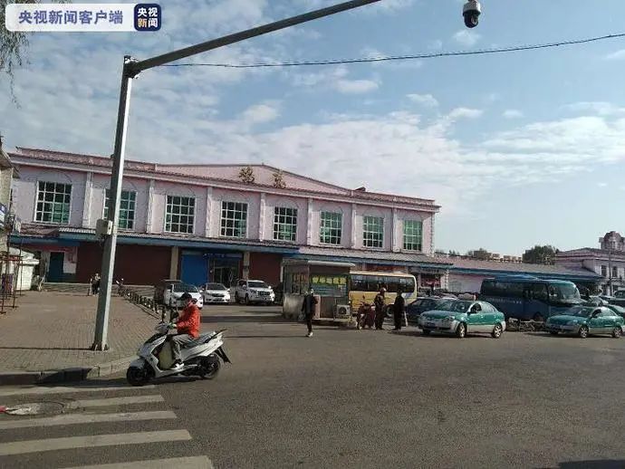 乌龙江一家9人家中会餐，随即7人接踵身亡，警方加入考察，究竟让人难过。
