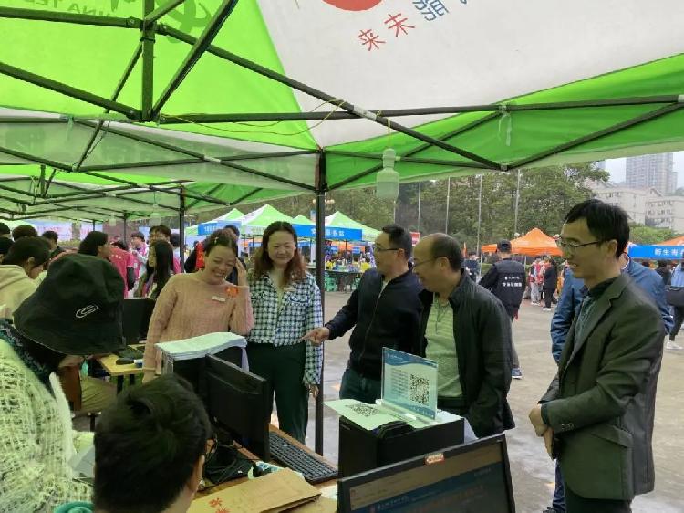 重庆城市职业学院喜迎2020级新生报到