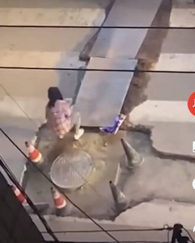 【修马路】四川女孩“修马路”走红 她却说自己“没那么高尚”