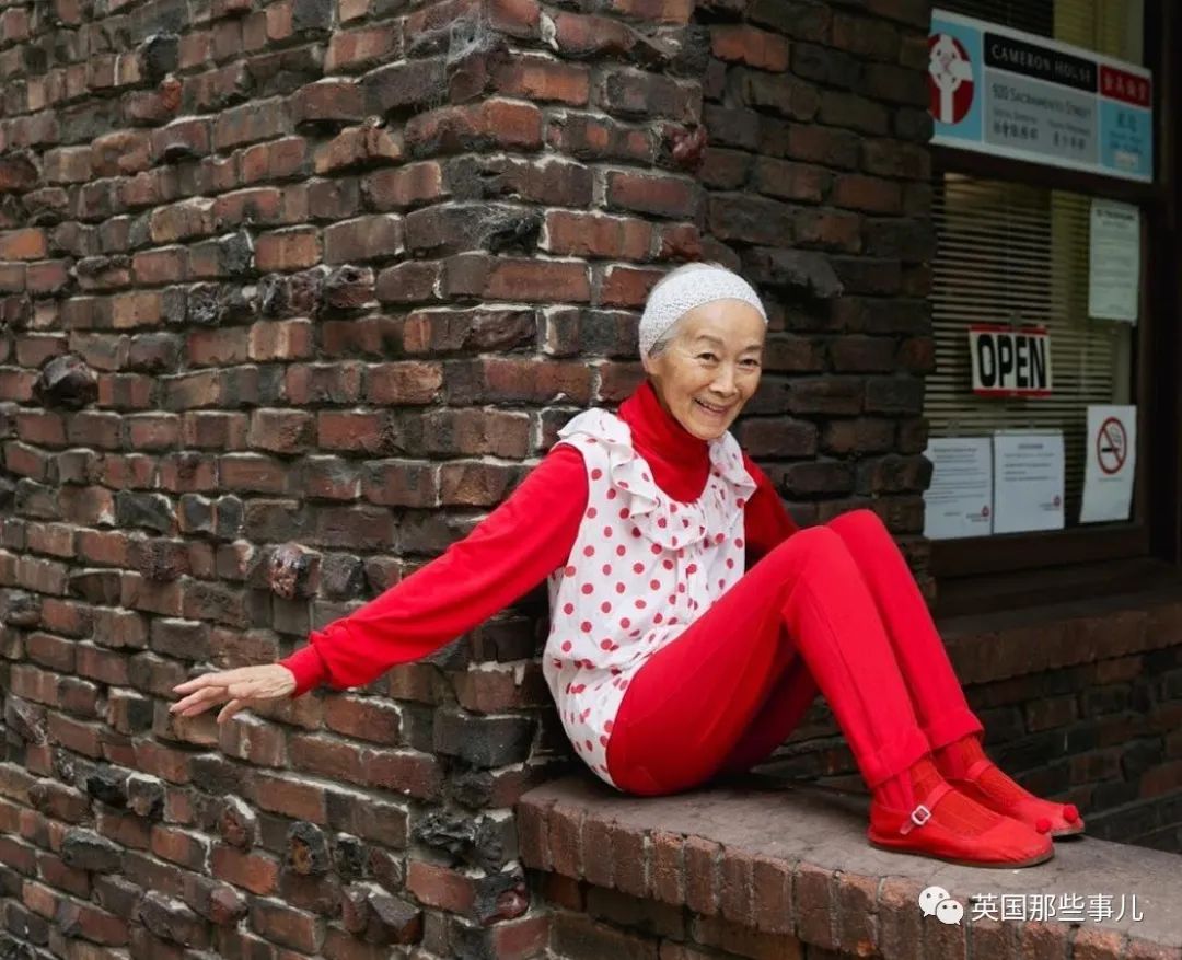 她们专拍国外中国城里的亚裔爷爷奶奶们，老年时尚秀都很有范儿呀