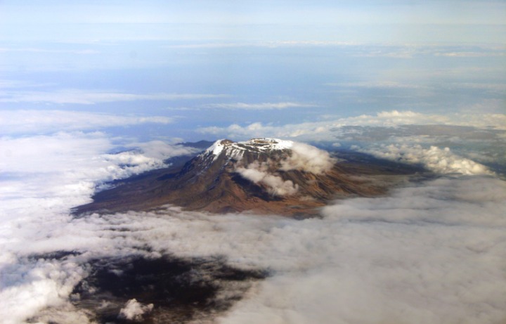 非洲最高峰乞力马扎罗山着火