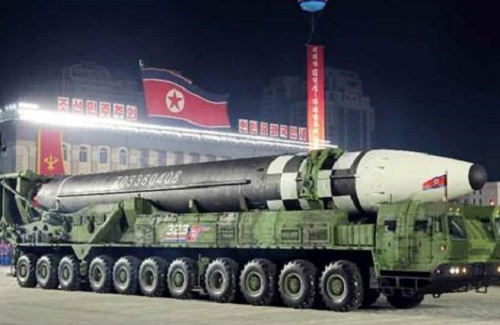 韩媒：韩专家称朝鲜阅兵洲际导弹是模型 实物重100吨难以移动用发射井
