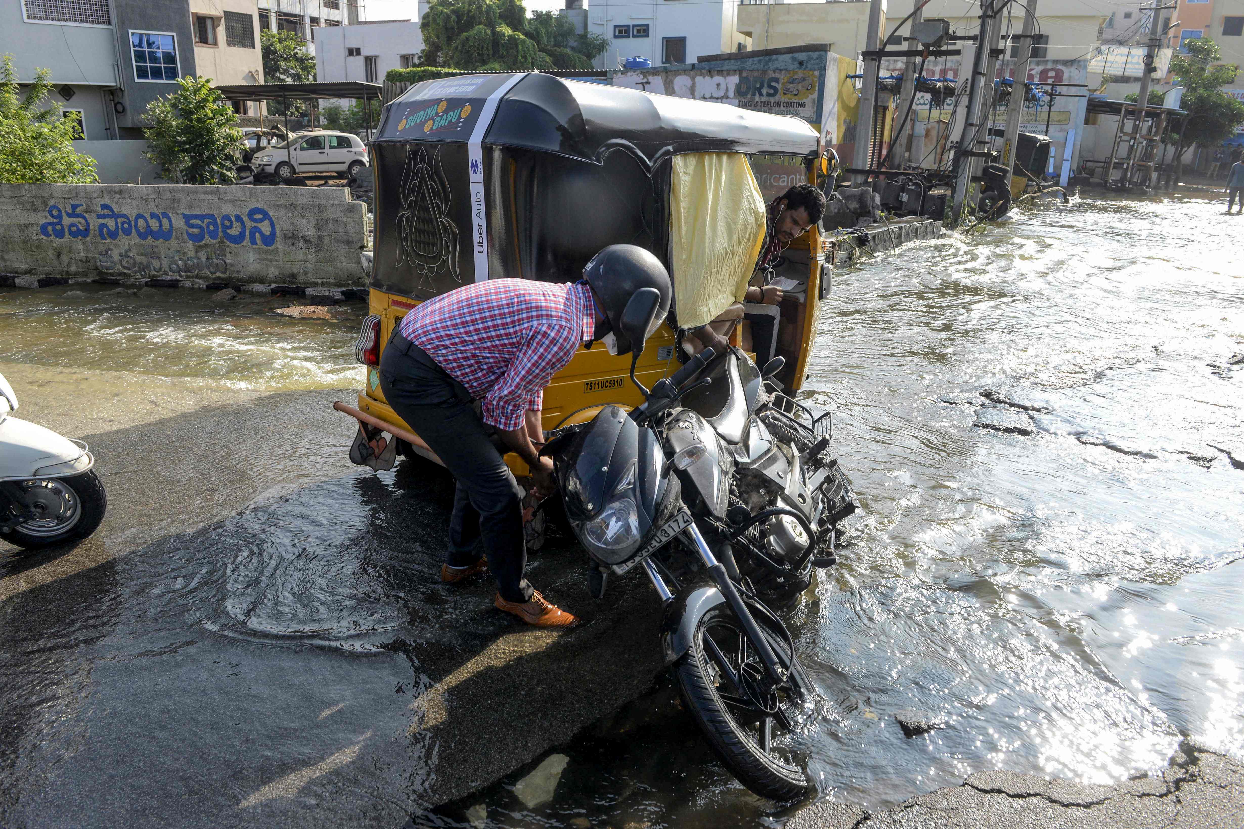 印度南部多地持续强降雨已致87人死亡