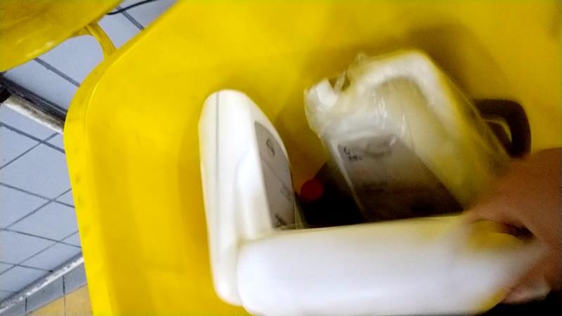 “反正保险公司给钱”，4S店砸车“创收”：砸坏好零件定损再修，截留油液回收再卖