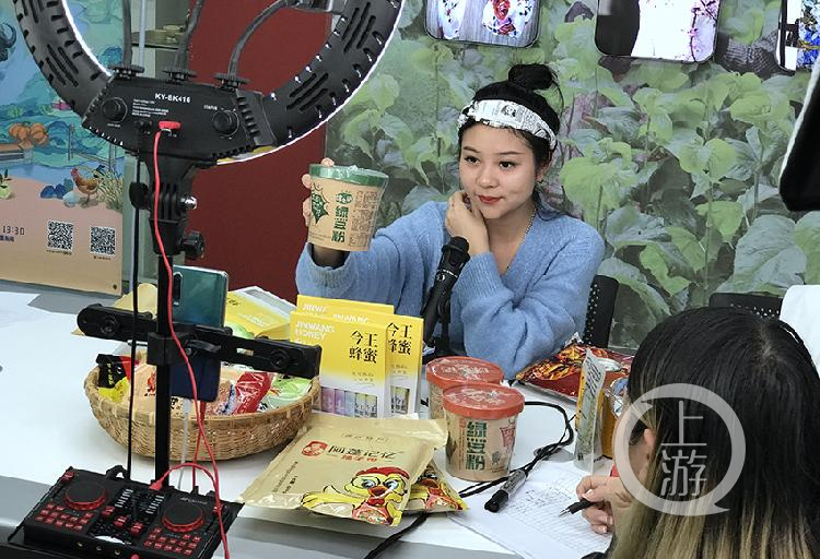 网络名人看重庆 | 易地搬迁住进“小洋楼”“互联网+”助力扶贫攻坚
