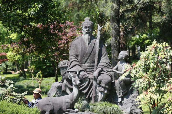 一座山、一个人、一种传承……走进“药祖圣地 养生福地”，感受中医药文化