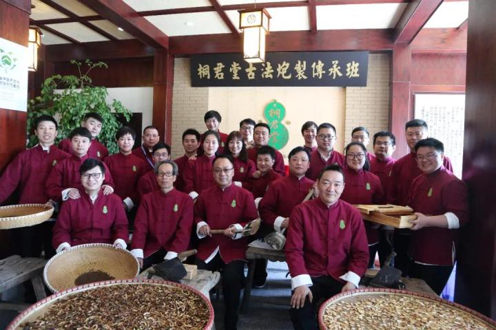 一座山、一个人、一种传承……走进“药祖圣地 养生福地”，感受中医药文化