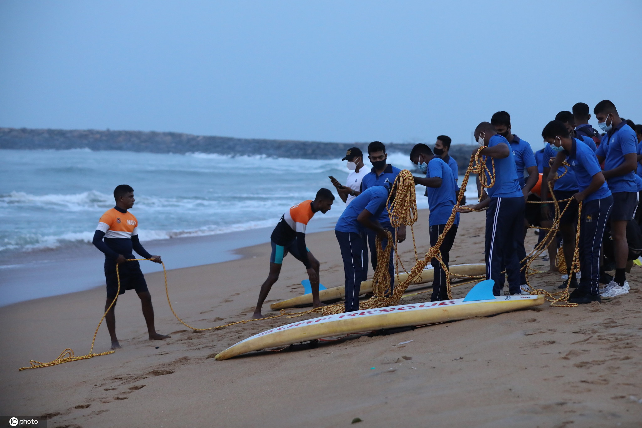 多头领航鲸搁浅斯里兰卡海滩 众人合力救援返回大海