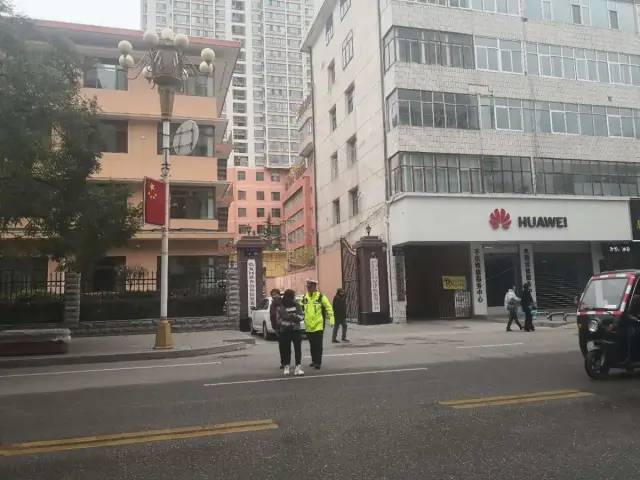 行人乱穿马路 交警大力整治