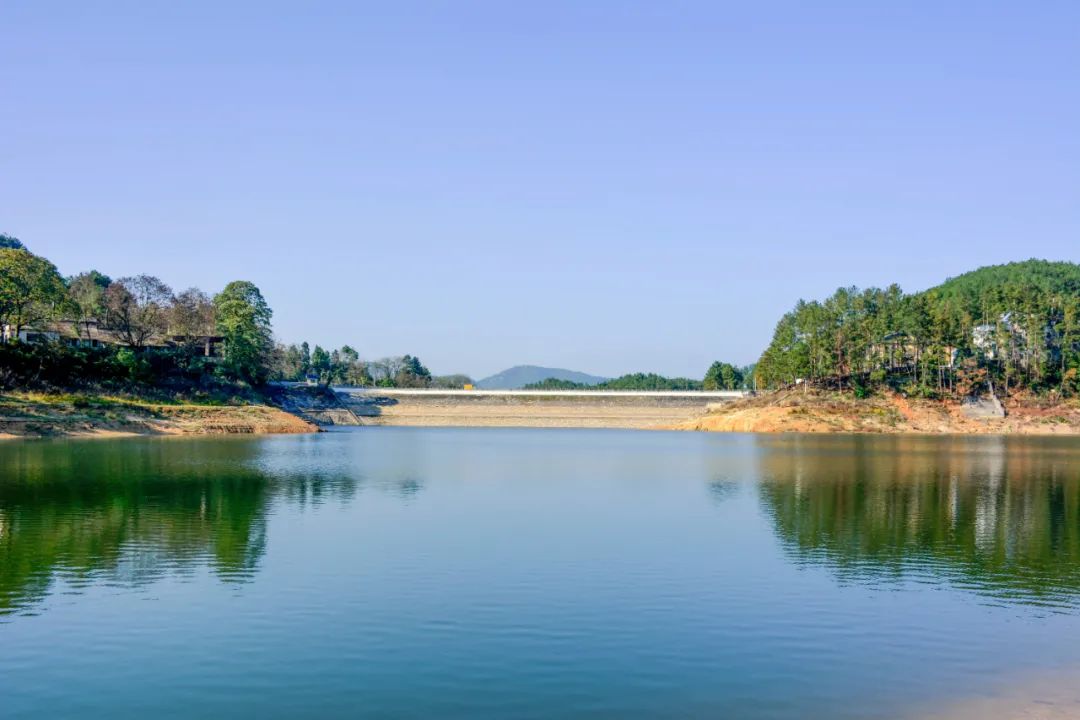 美丽的龙岩湖远近闻名,其中龙岩水库是团溪人的饮水之源,更是无数人