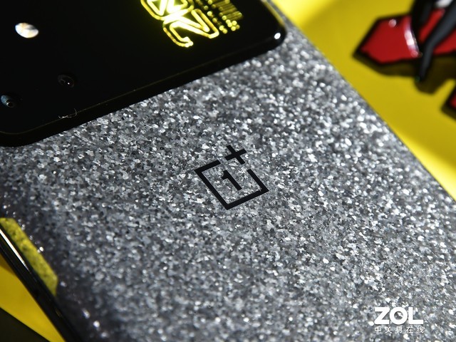 硬核的朋克青年 揭秘一加8T 赛博朋克2077限定版