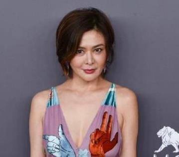 58岁关之琳与小鲜肉聚餐，皮肤松垮显老态，与帅哥热聊心情好