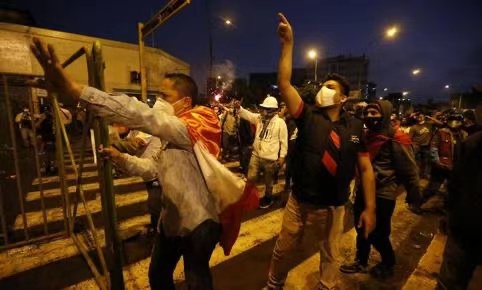 秘鲁爆发大规模抗议活动 已有至少2人死亡94人受伤