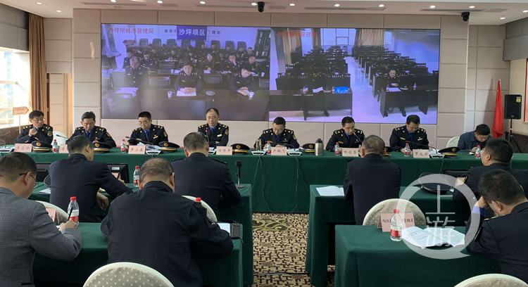 重庆城管局开会 人行道违法停车等行为将重点治理