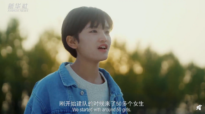 藏族女孩在男子足球隊當隊長,表現得有板有眼,網友直呼:真的好颯