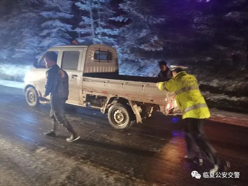 【百日会战】临夏公安交警以雪为令 展现寒冷冬季最美“雪警”