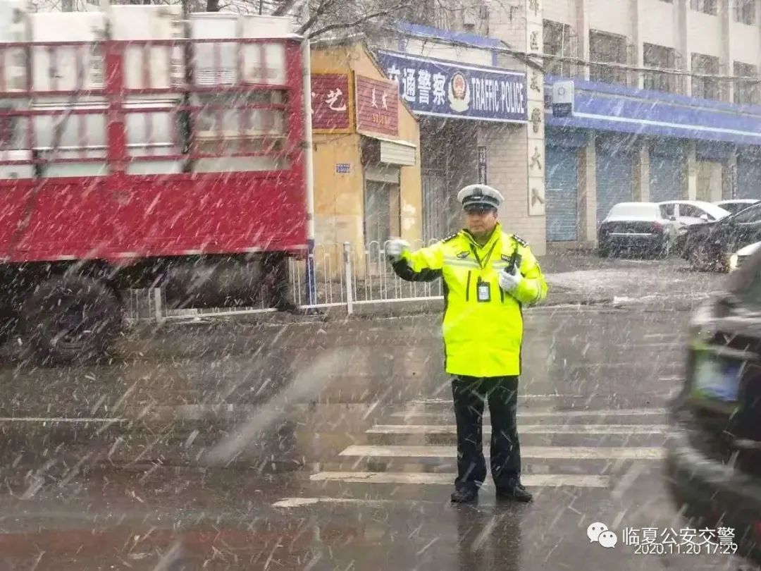 【百日会战】临夏公安交警以雪为令 展现寒冷冬季最美“雪警”