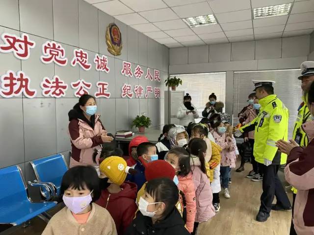 【暖心警事】幼儿园小朋友慰问执勤交警 “感谢一路守护”