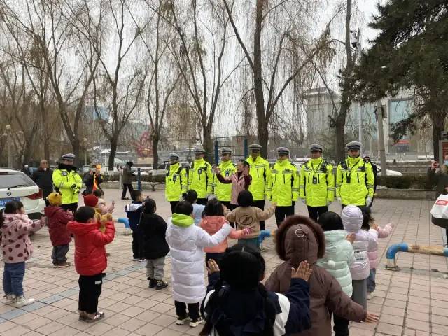 【暖心警事】幼儿园小朋友慰问执勤交警 “感谢一路守护”