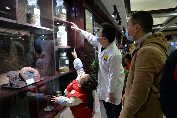 凝聚青春动能 传承中医文化——德阳市中西医结合医院开展“中医药文化”亲子研学活动