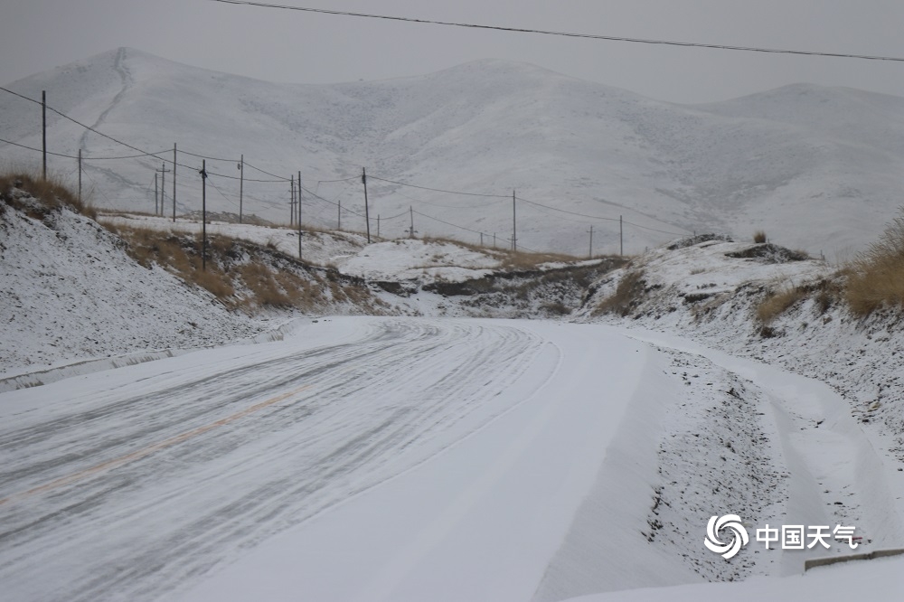 甘肃武威现降雪 致312国道乌鞘岭段道路结冰