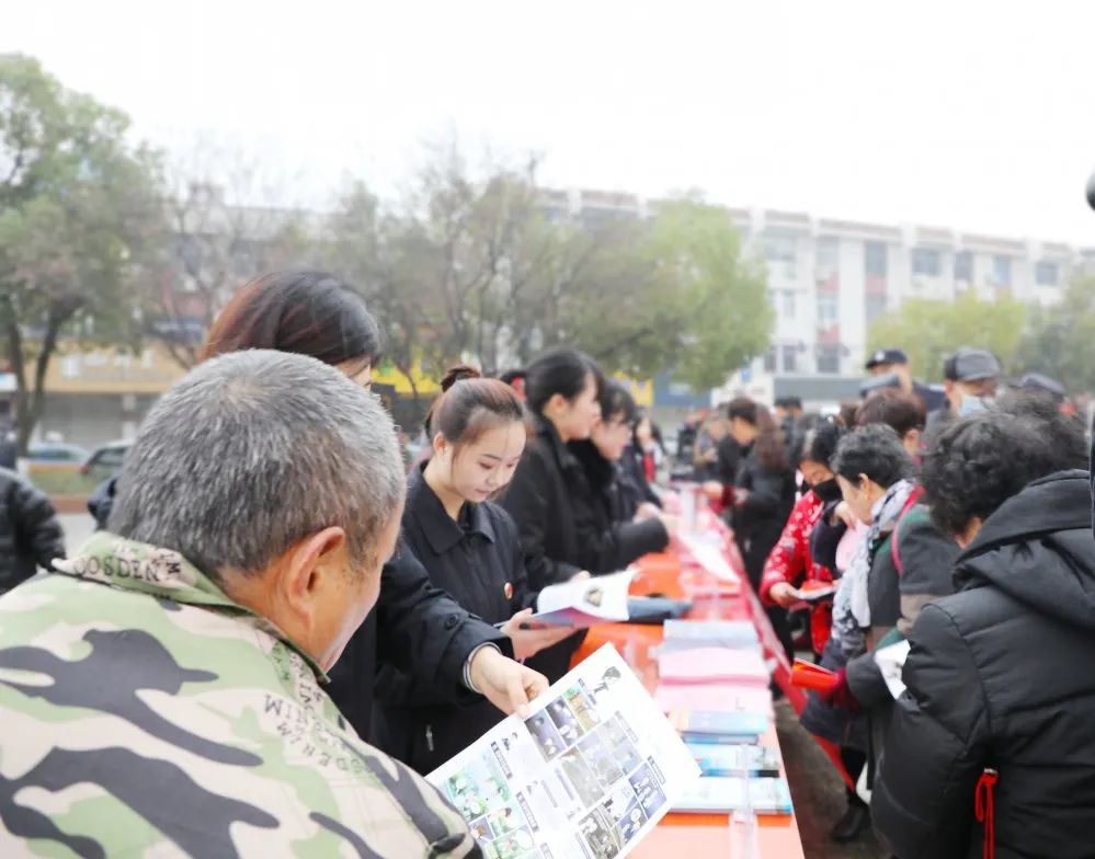 【宪法宣传周】安徽霍山：检察干警化身为宪法宣传员