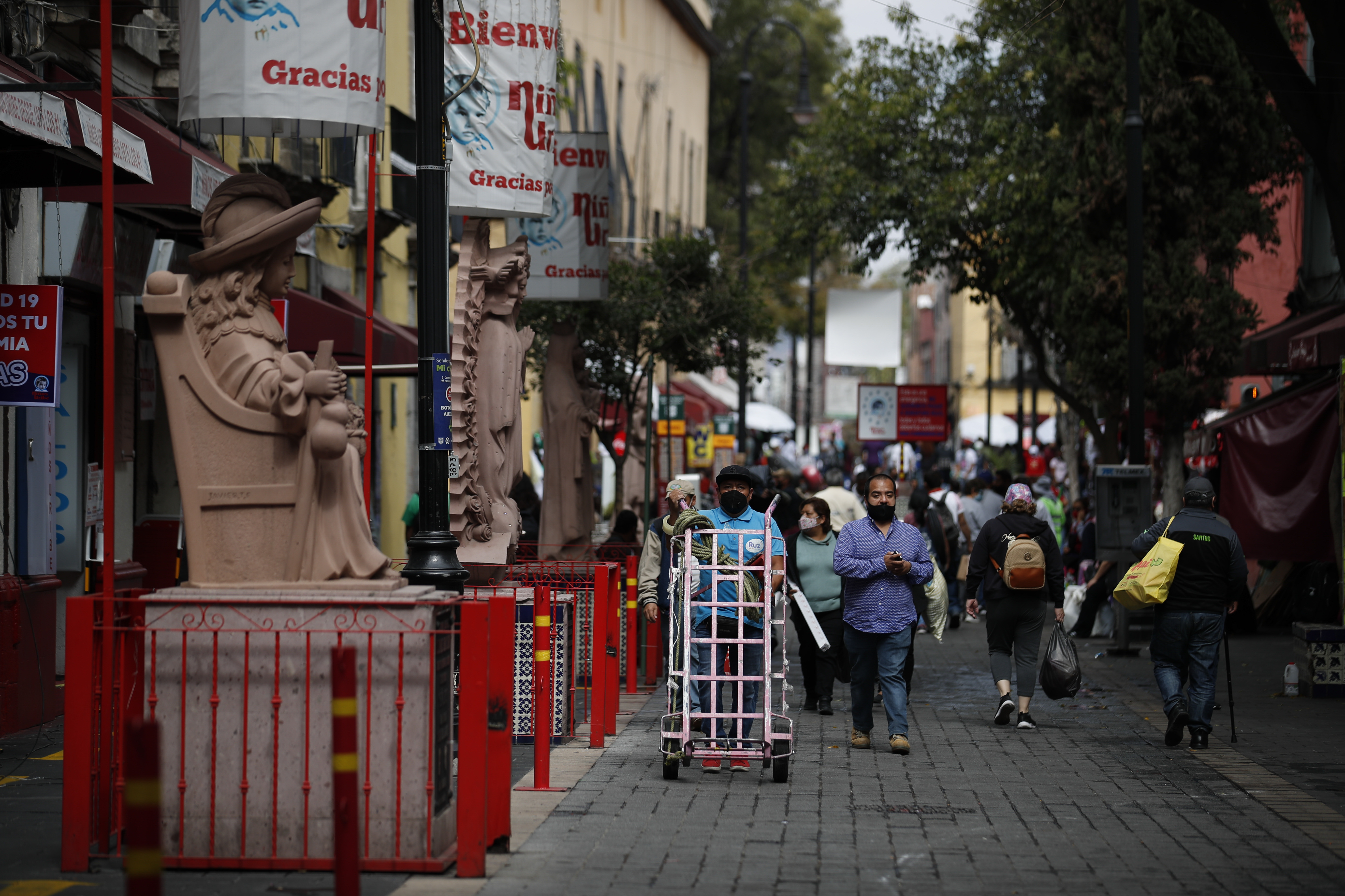 墨西哥总统敦促首都民众控制节日活动应对疫情
