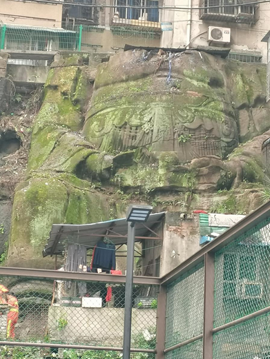 重庆一居民楼脚“现”无头古佛，官方：此前已列为文物