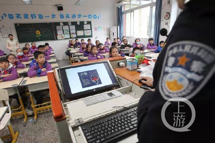 “请家长到学校来”这个学校的孩子们拍手称快