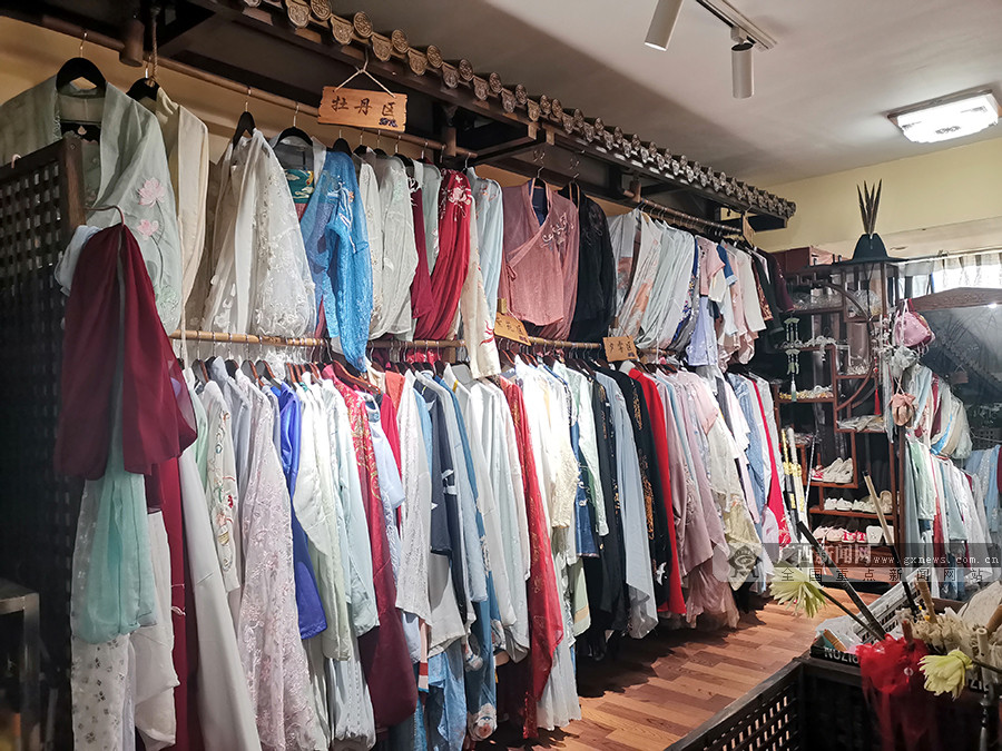 图为南宁市国贸购物中心朝云汉服服装店内售卖的汉服.