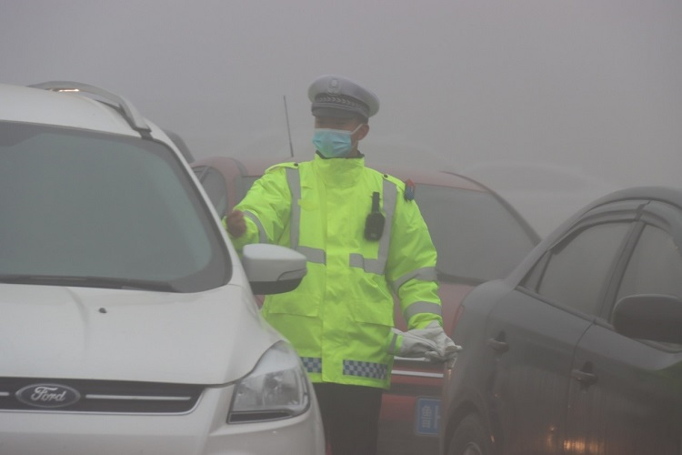 济宁曲阜交警大队做好大雾天气道路交通安全工作
