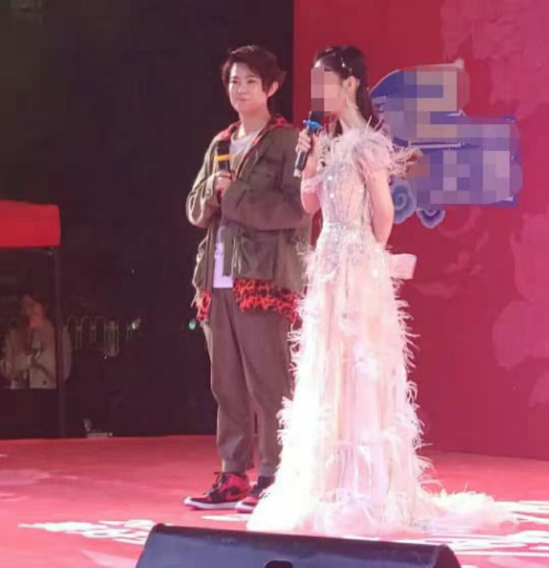 06年超女季军刘力扬近况，县城商演场地简陋，身