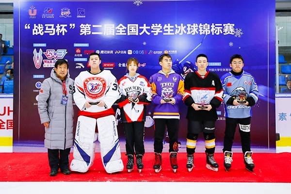 轮滑队“恶补”后转冰球队是个什么操作？重庆首支高校冰球队亮相全国赛场