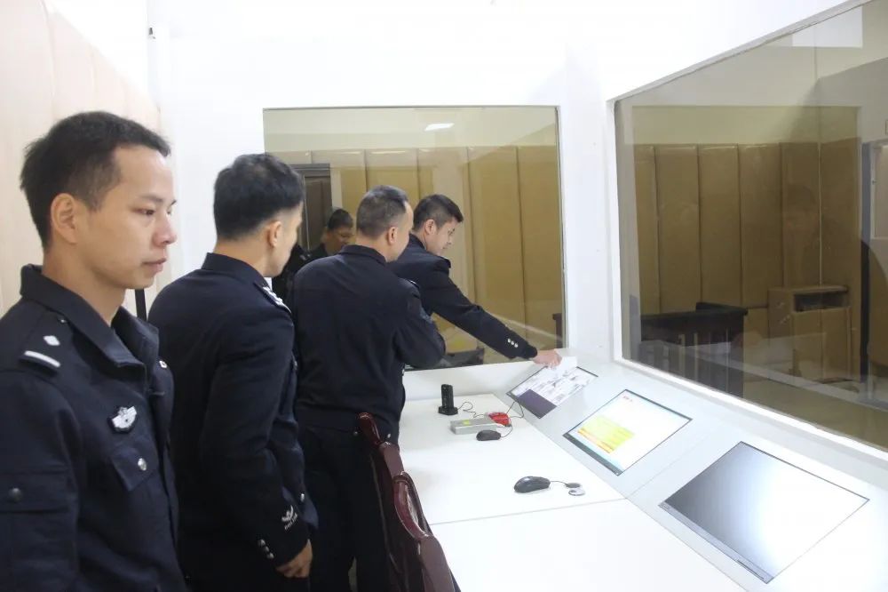 自治区高院法警总队到覃塘区法院督导检查“六专四室”建设和警务安全工作