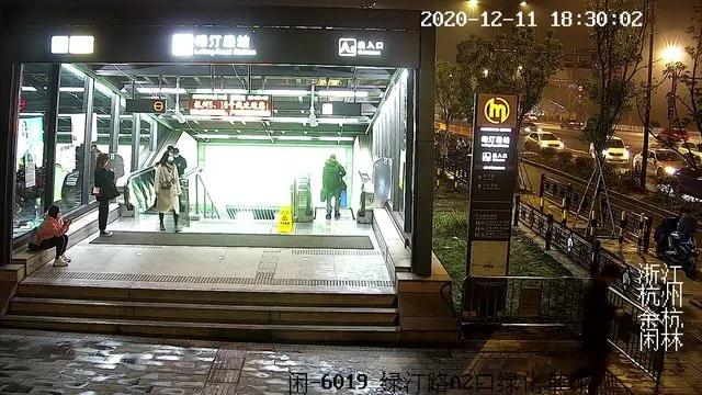杭州14岁男生负气离家出走！结局太意外！他竟然在地铁口复习功课，还在荒地里支起帐篷……