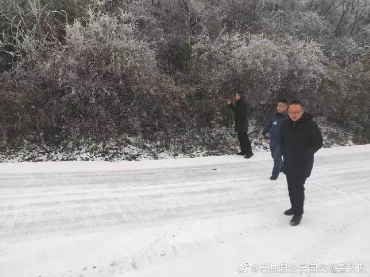 冷！重庆局地气温零下2℃ 高海拔地区部分道路结冰