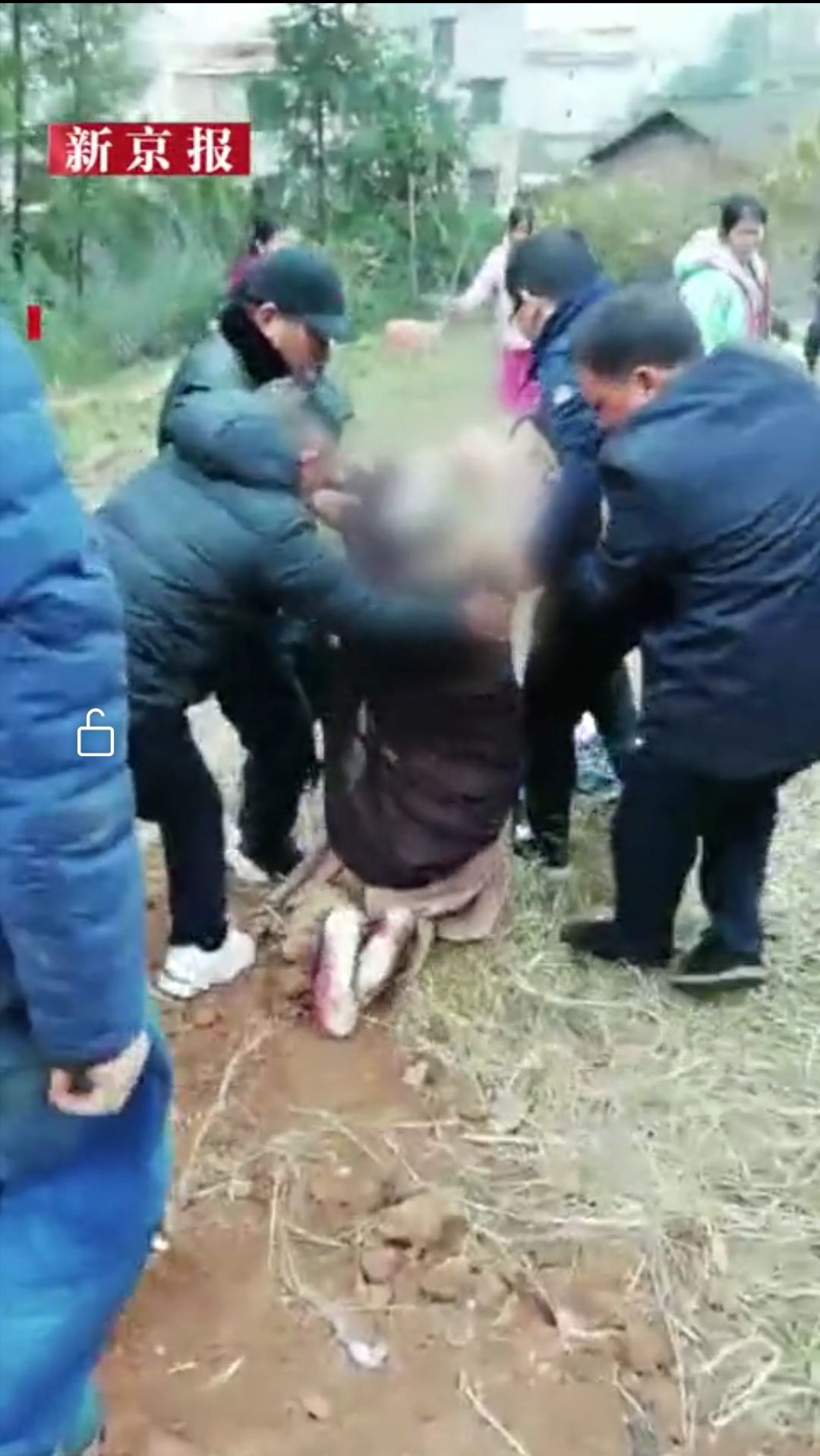 警方回应湖南一患癌老人“挖洞等死”：已被儿子接走，无生命危险