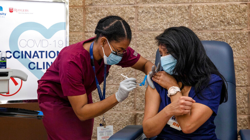新泽西“重要的一天”！纽瓦克护士接种首批辉瑞疫苗