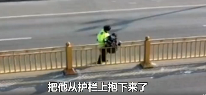 特别的缘分？男子翻护栏被卡获交警“公主抱”，监控画面令网友笑出屏幕