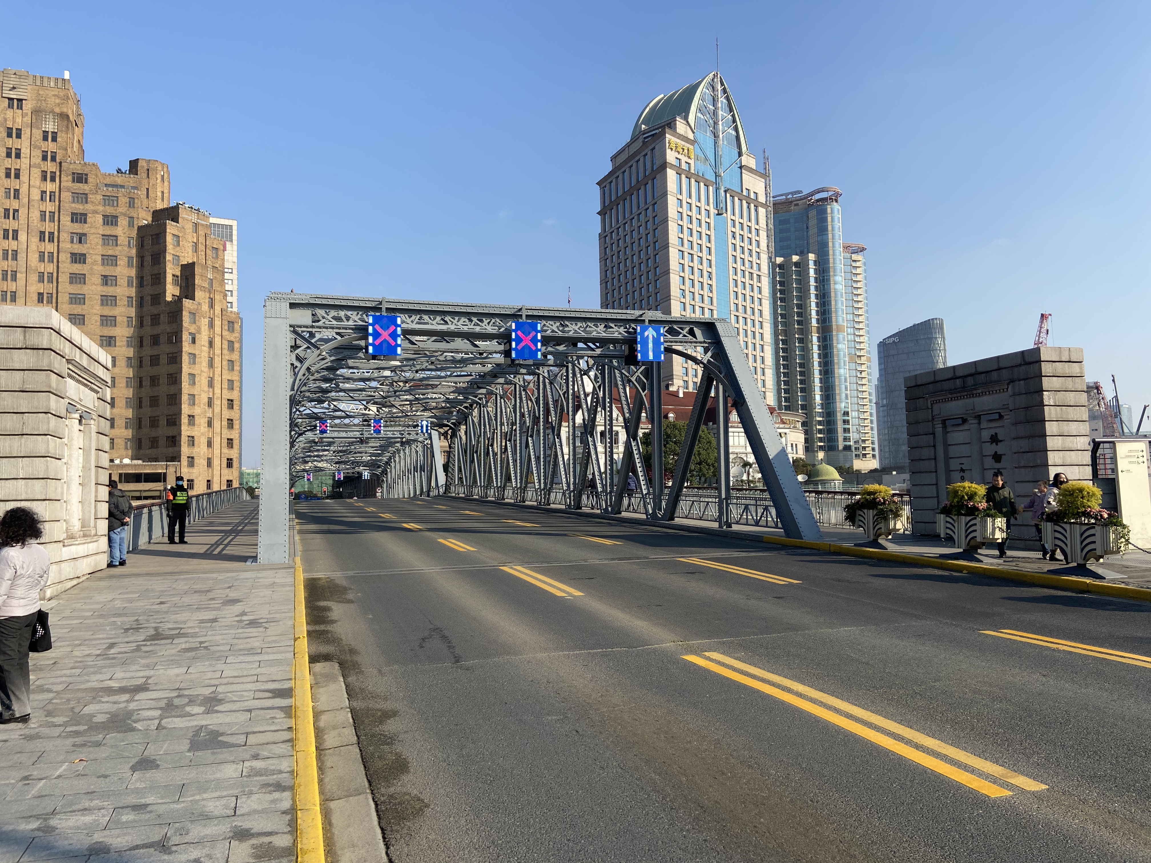 为做好苏州河沿岸交通贯通，外白渡桥设置可变车道便捷通行