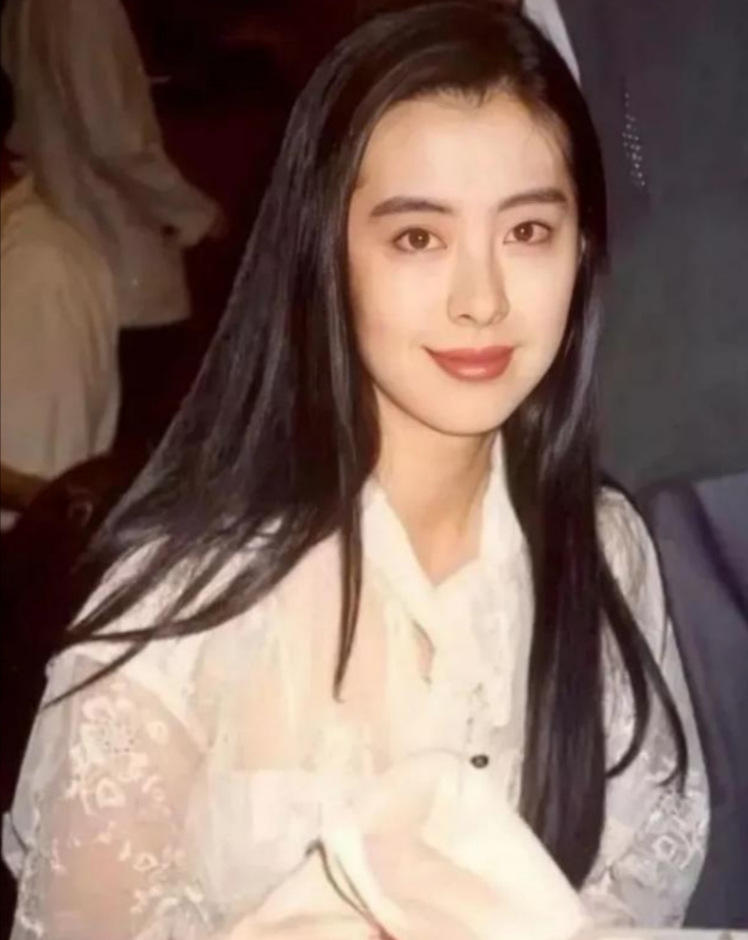 53岁王祖贤罕晒照，风华绝代美人依旧，浓密发量让人羡慕不已