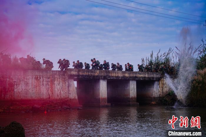 武警海南省总队新兵团野营拉练助力新兵“破茧