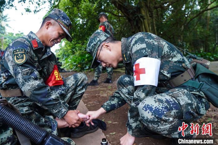 武警海南省总队新兵团野营拉练助力新兵“破茧成蝶”