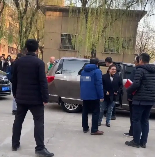 49岁韩红近照曝光，低调现身活动，身材暴瘦引人担忧