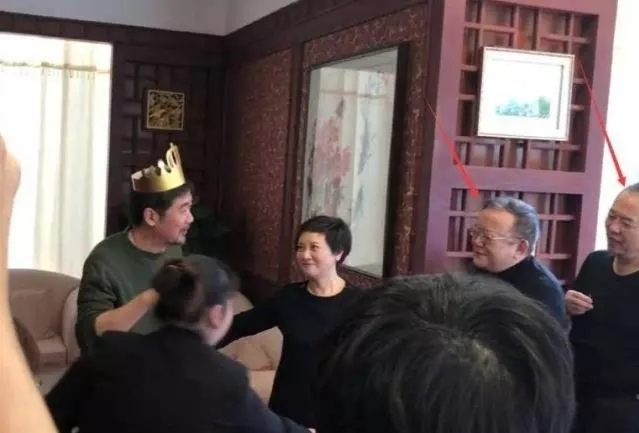 王刚过72岁生日，发文调侃只收祝福不收礼，张国