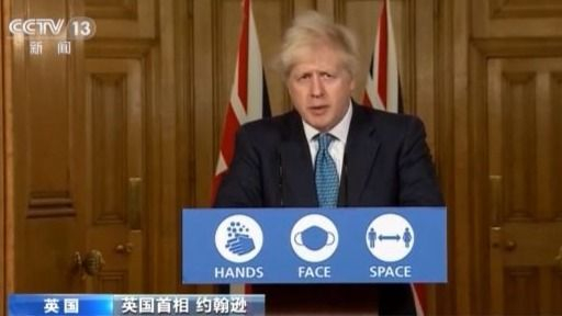 被记者质疑防疫不力 英国首相：我做的对