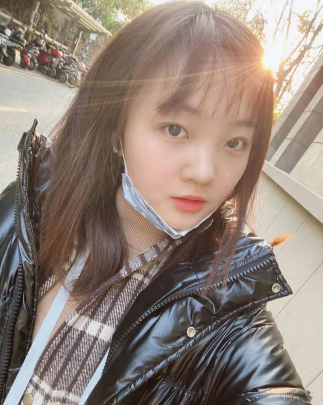 21岁林妙可减肥成功，近照瘦出小V脸，染棕发越