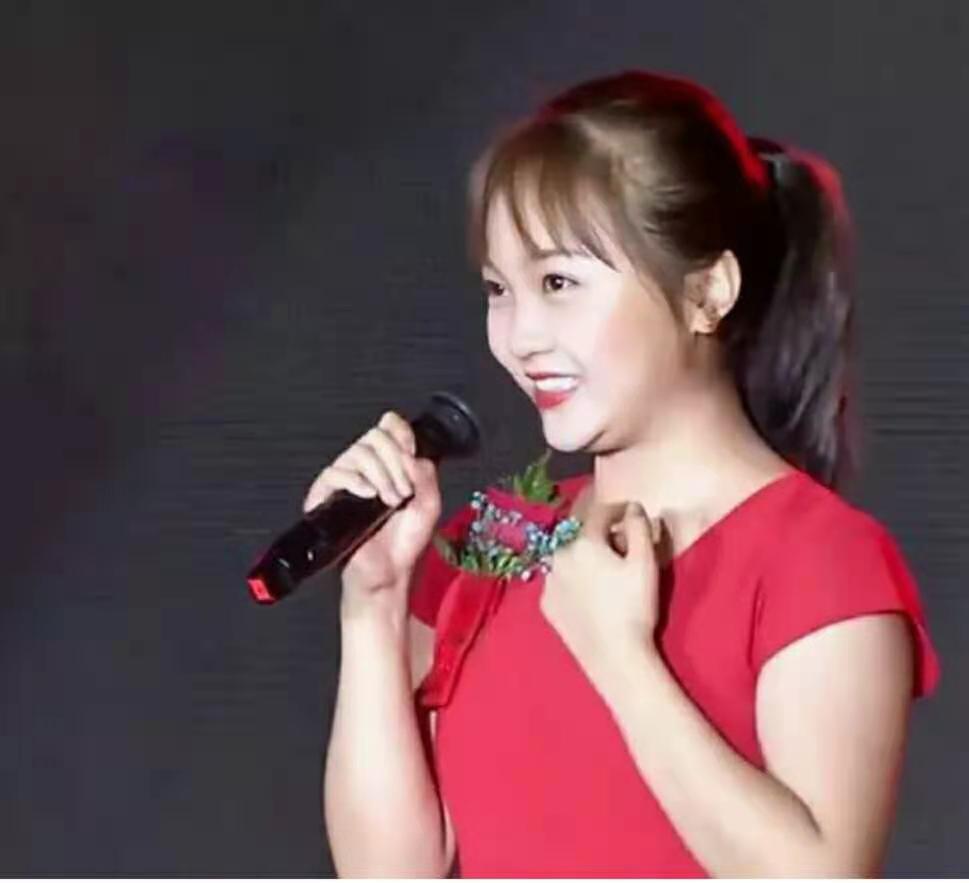 21岁林妙可减肥成功，近照瘦出小V脸，染棕发越