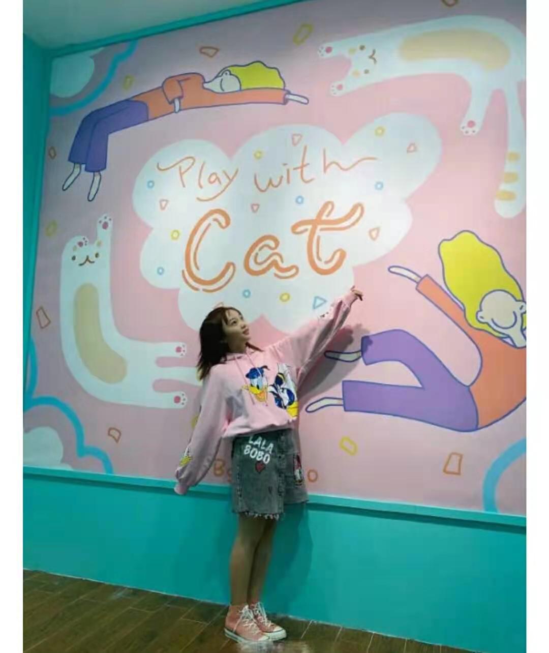 21岁林妙可减肥成功，近照瘦出小V脸，染棕发越